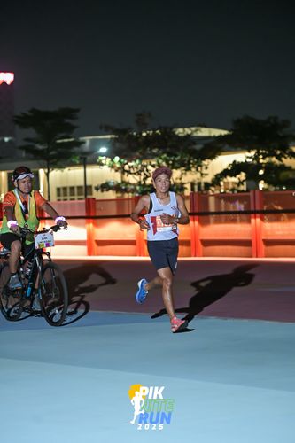 Race photo from PIK NITE RUN 2025