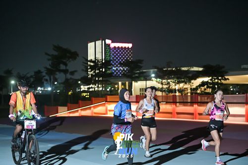 Race photo from PIK NITE RUN 2025
