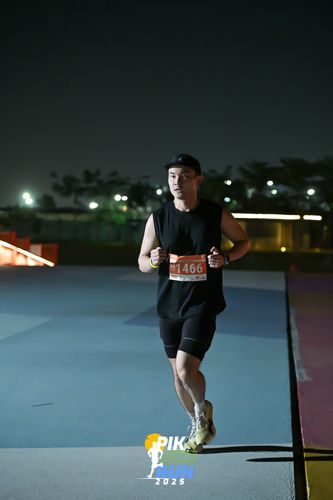 Race photo from PIK NITE RUN 2025