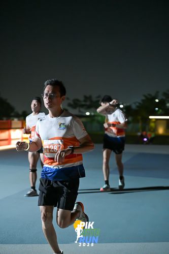 Race photo from PIK NITE RUN 2025