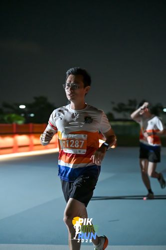 Race photo from PIK NITE RUN 2025