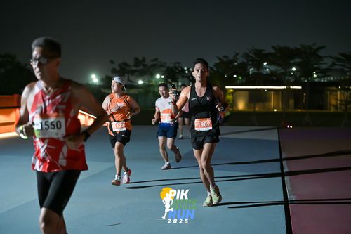 Race photo from PIK NITE RUN 2025
