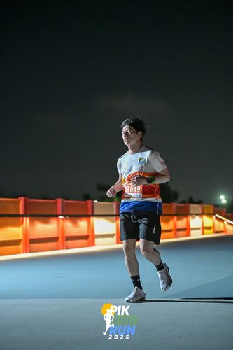 Race photo from PIK NITE RUN 2025