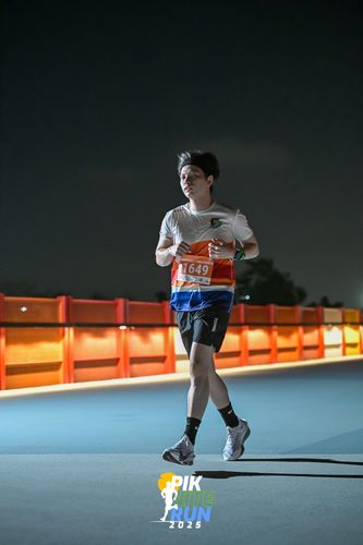 Race photo from PIK NITE RUN 2025