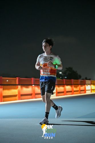 Race photo from PIK NITE RUN 2025