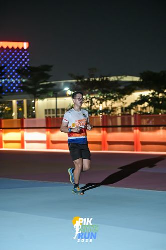 Race photo from PIK NITE RUN 2025