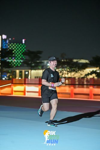 Race photo from PIK NITE RUN 2025