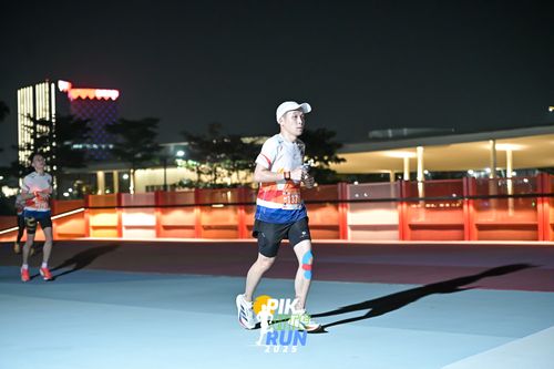 Race photo from PIK NITE RUN 2025