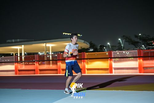 Race photo from PIK NITE RUN 2025