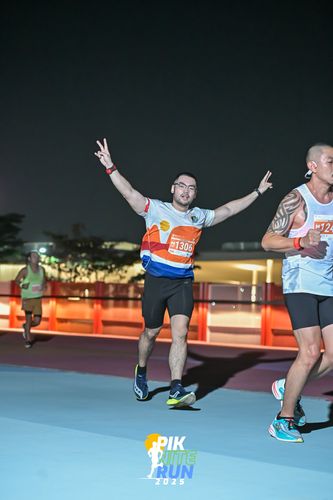 Race photo from PIK NITE RUN 2025