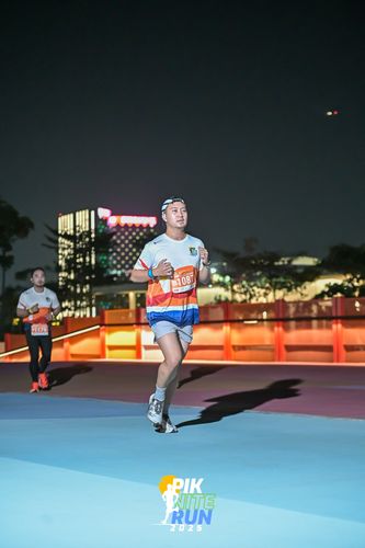 Race photo from PIK NITE RUN 2025