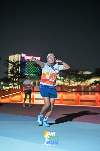 Race photo from PIK NITE RUN 2025
