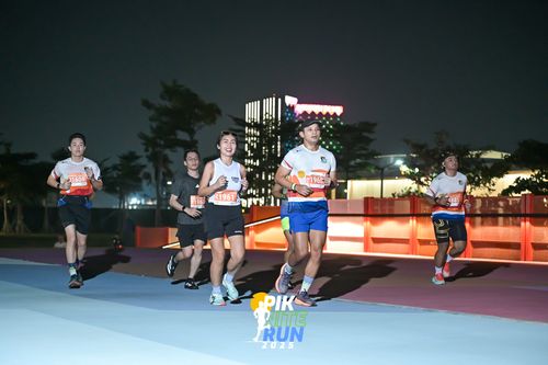 Race photo from PIK NITE RUN 2025