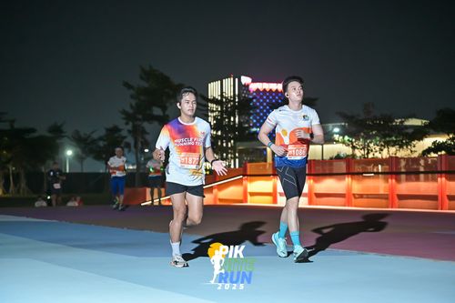 Race photo from PIK NITE RUN 2025