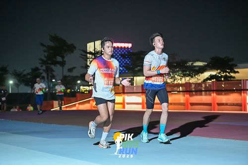 Race photo from PIK NITE RUN 2025