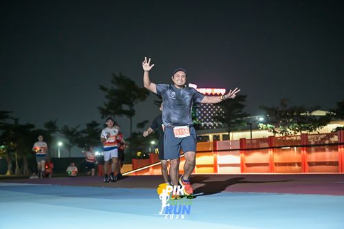 Race photo from PIK NITE RUN 2025