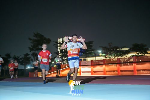 Race photo from PIK NITE RUN 2025