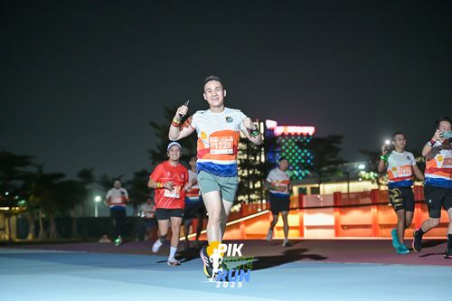 Race photo from PIK NITE RUN 2025