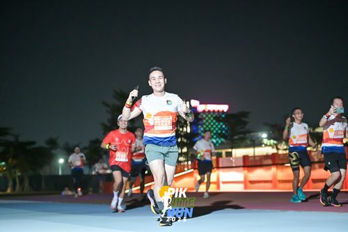Race photo from PIK NITE RUN 2025