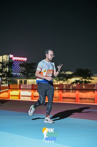 Race photo from PIK NITE RUN 2025