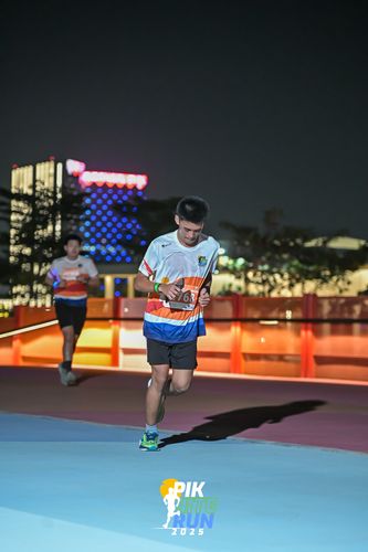 Race photo from PIK NITE RUN 2025