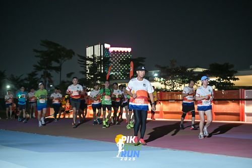 Race photo from PIK NITE RUN 2025