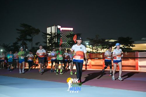 Race photo from PIK NITE RUN 2025