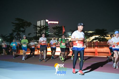 Race photo from PIK NITE RUN 2025
