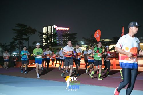 Race photo from PIK NITE RUN 2025