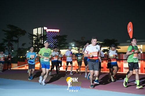 Race photo from PIK NITE RUN 2025