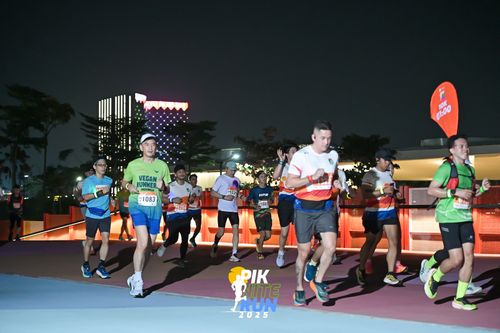 Race photo from PIK NITE RUN 2025