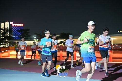Race photo from PIK NITE RUN 2025