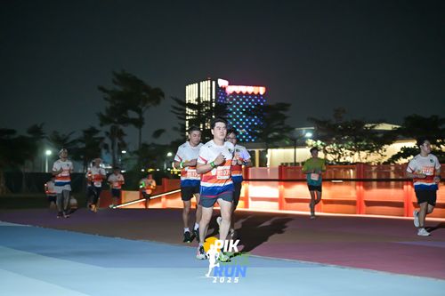 Race photo from PIK NITE RUN 2025