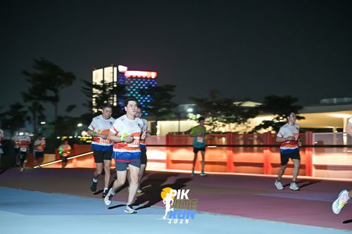 Race photo from PIK NITE RUN 2025