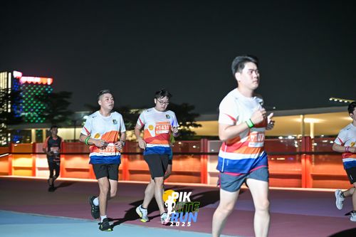 Race photo from PIK NITE RUN 2025