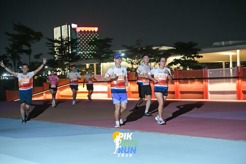 Race photo from PIK NITE RUN 2025