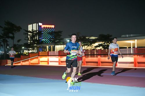 Race photo from PIK NITE RUN 2025