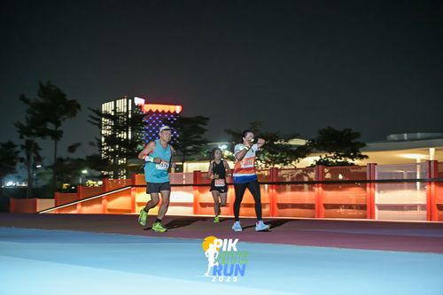 Race photo from PIK NITE RUN 2025