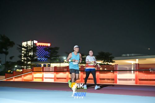 Race photo from PIK NITE RUN 2025