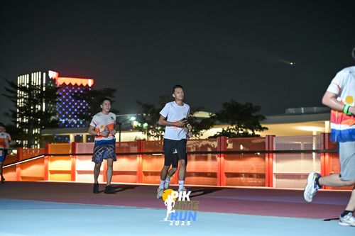 Race photo from PIK NITE RUN 2025
