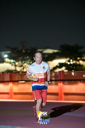 Race photo from PIK NITE RUN 2025