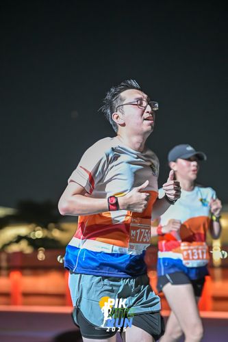Race photo from PIK NITE RUN 2025