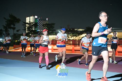 Race photo from PIK NITE RUN 2025