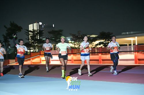 Race photo from PIK NITE RUN 2025