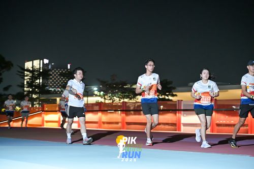 Race photo from PIK NITE RUN 2025