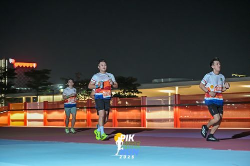 Race photo from PIK NITE RUN 2025