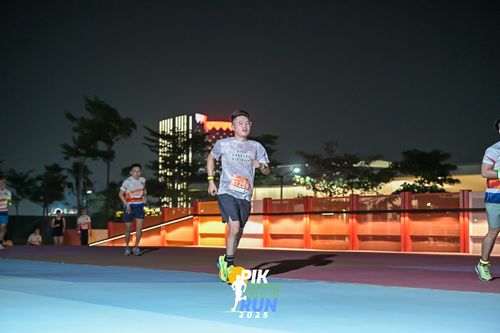 Race photo from PIK NITE RUN 2025