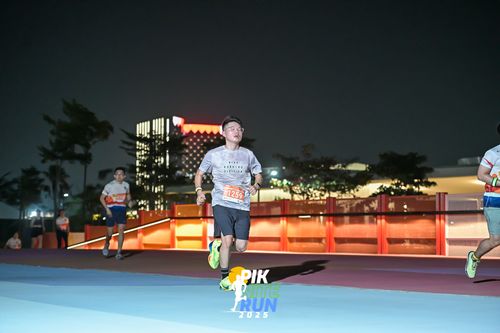 Race photo from PIK NITE RUN 2025