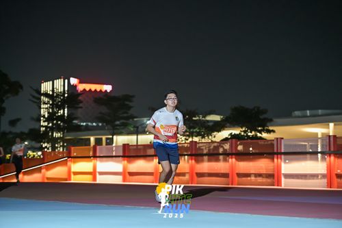 Race photo from PIK NITE RUN 2025