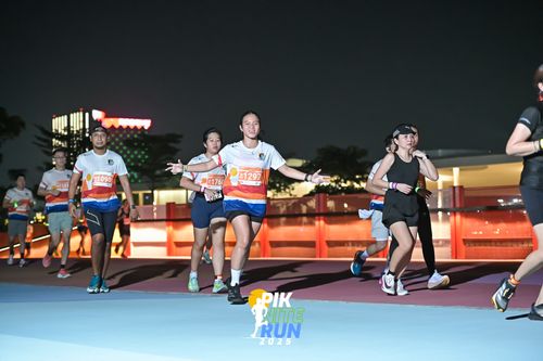 Race photo from PIK NITE RUN 2025